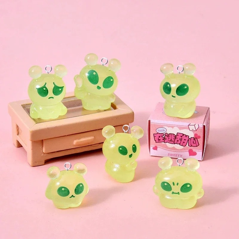 Resin Art Love - 10 szt. Urocze Mini Zielone Kosmicińskie